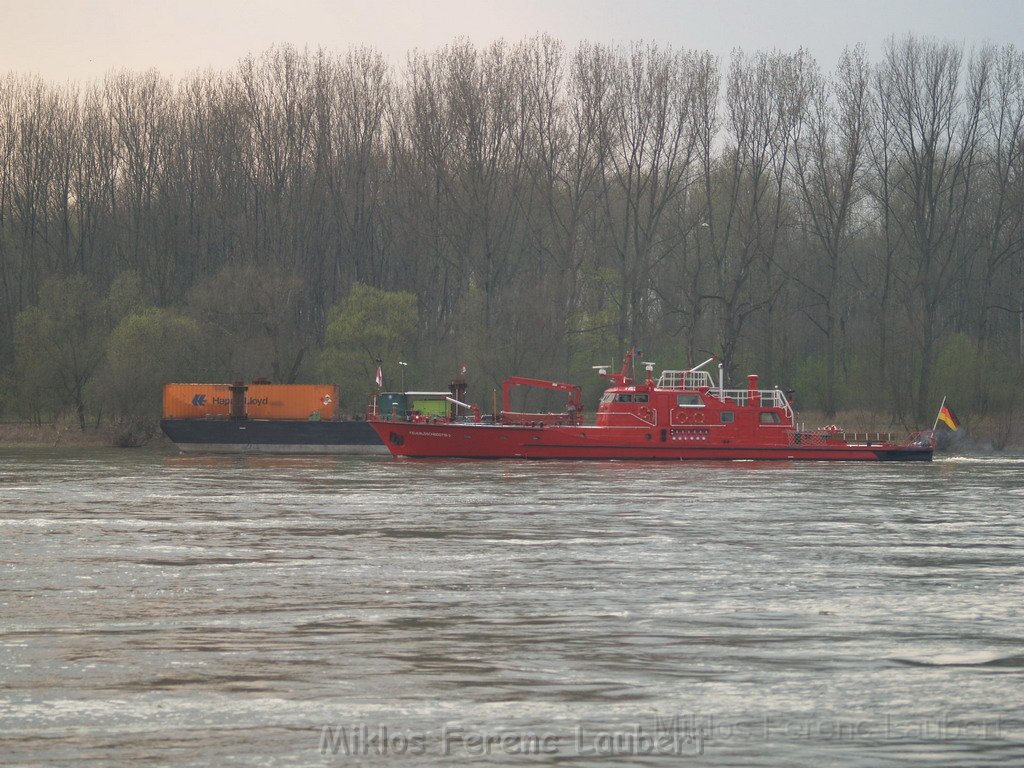 Feuerloeschboot 10-2      P121.JPG